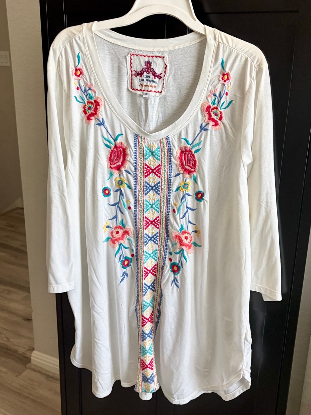 JW Los Angeles Joy Love Light
Embroidered Boho Tunic Top White
Floral 3X